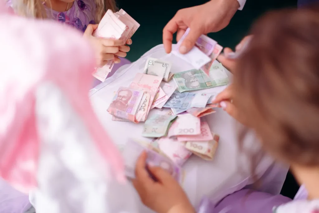 boyfriends-mum-controls-finances boyfriend's mum controls finances